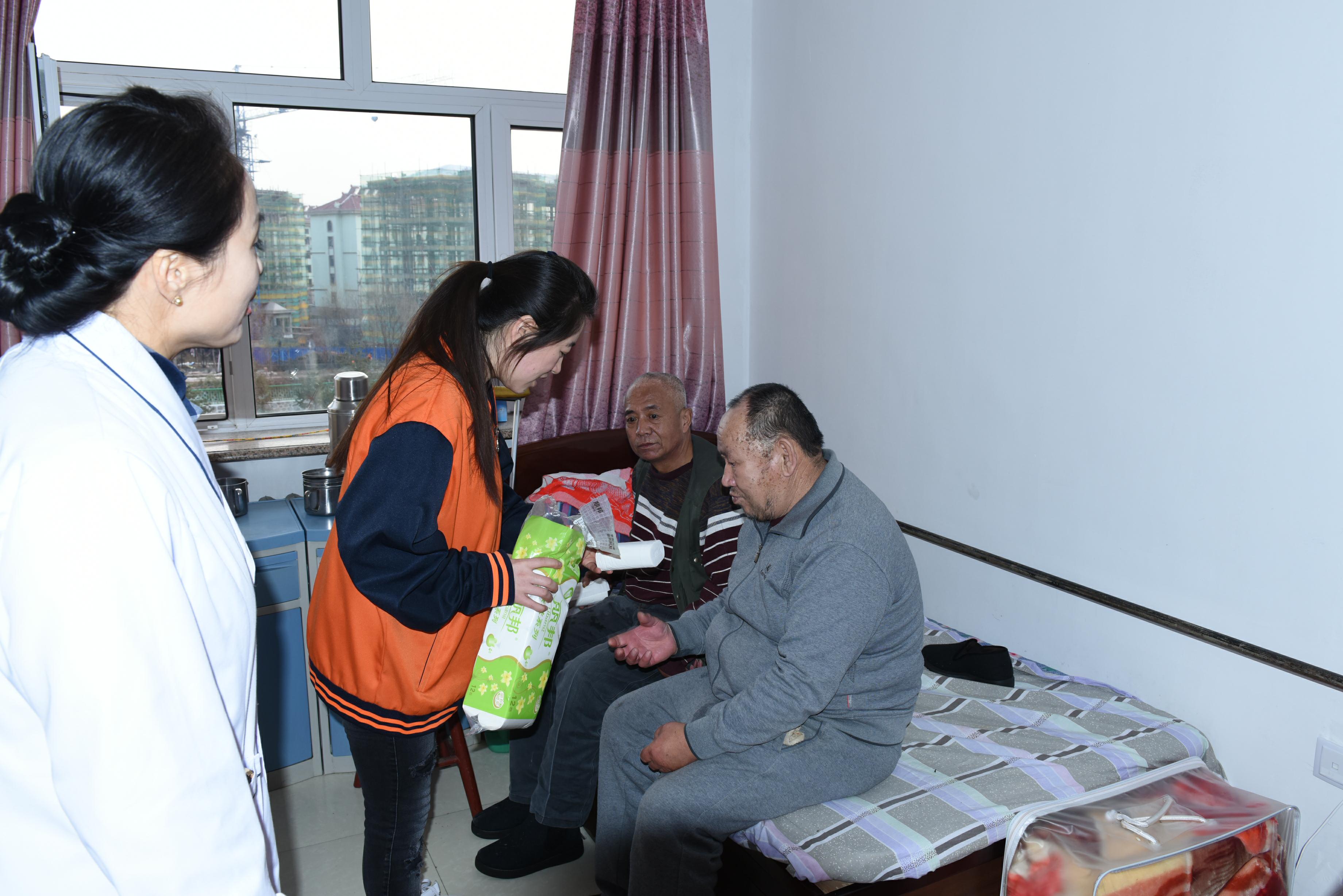 九九重陽，愛在金秋，光明集團電商敬老獻愛心