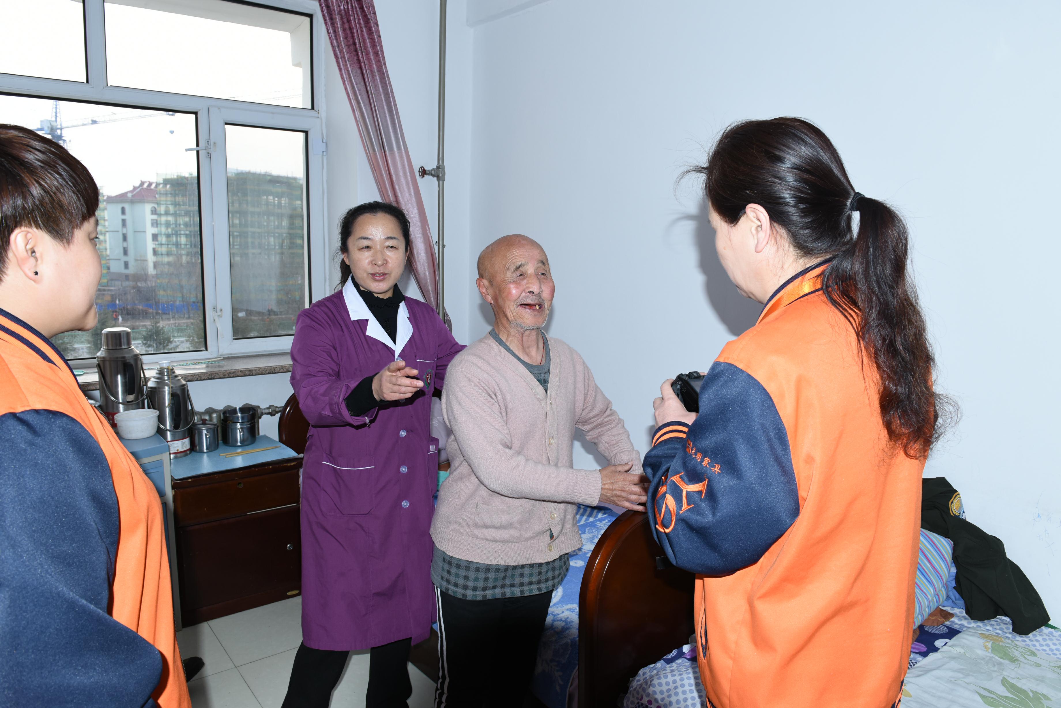 九九重陽，愛在金秋，光明集團電商敬老獻愛心