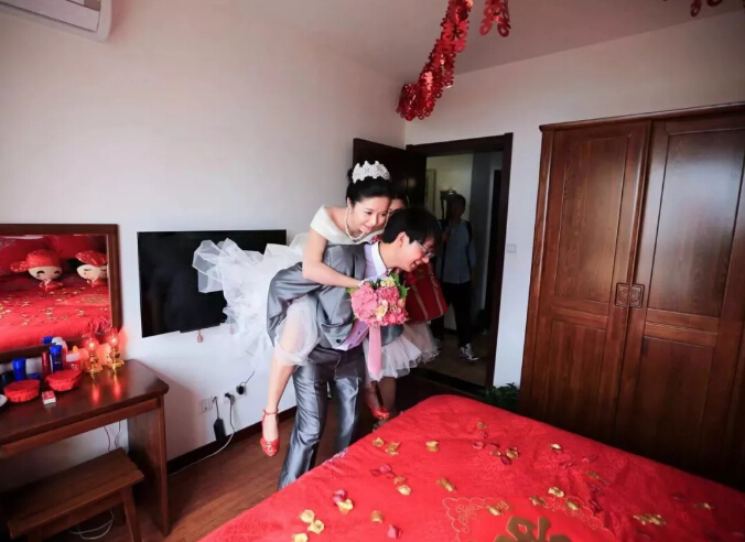 “買套實木家具，送你個老婆！你虧不虧？”