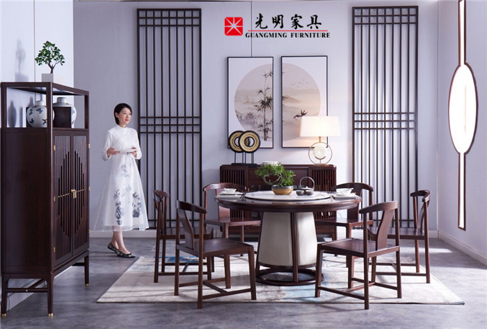 美食的誘惑無法阻擋，實(shí)木餐桌健康之選