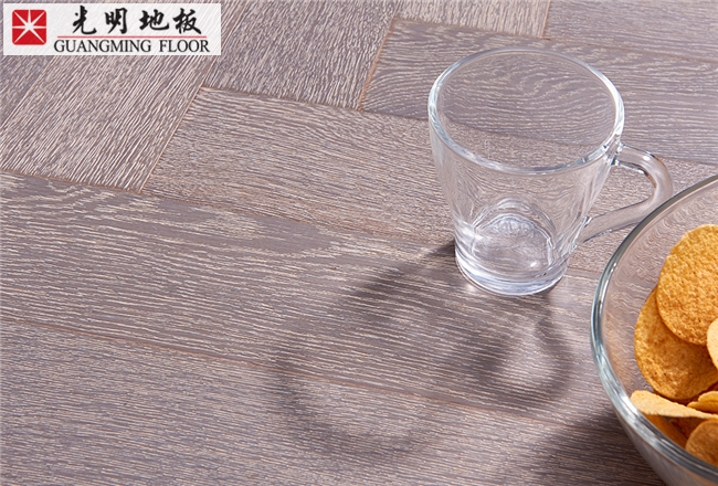 雨季來臨濕氣重，實(shí)木地板需養(yǎng)護(hù)
